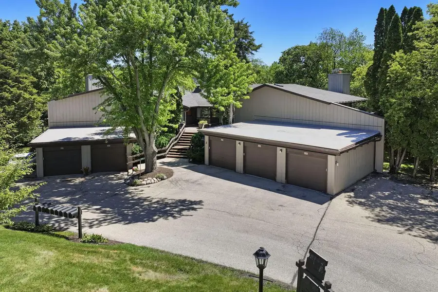 880 Windsor DRIVE #J3, Fontana, WI 53125 - #2