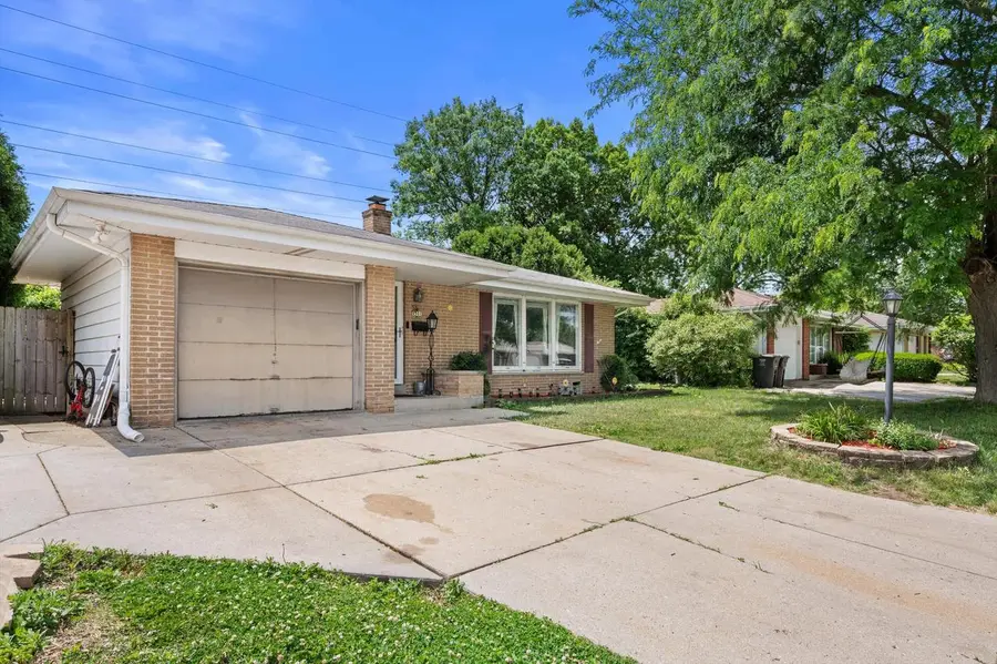 4501 W Tesch AVENUE, Greenfield, WI 53220 - #2