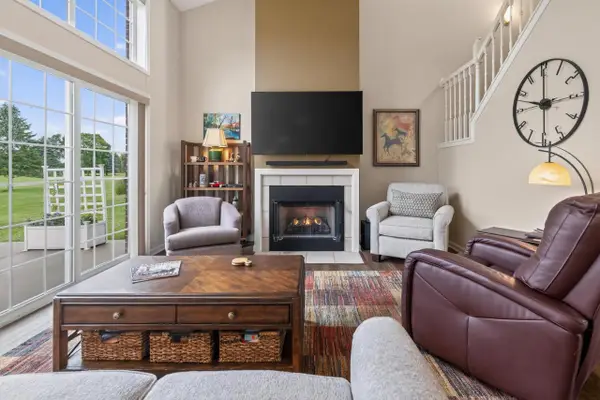 N16W26512 Golf View LANE #H, Pewaukee, WI 53072
