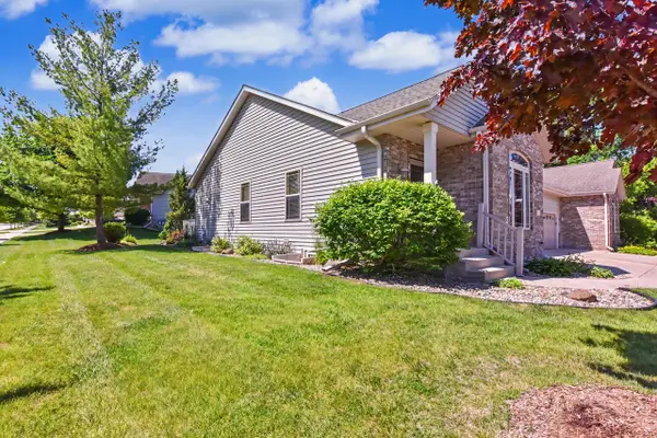 124 Meehan CIRCLE, West Bend, WI 53095