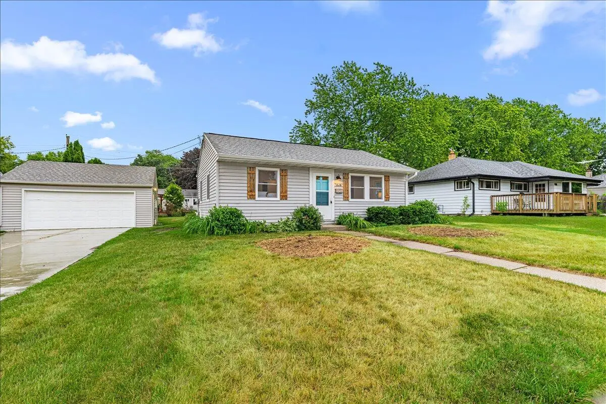 625 Pleasant DRIVE, West Bend, WI 53095 - #1