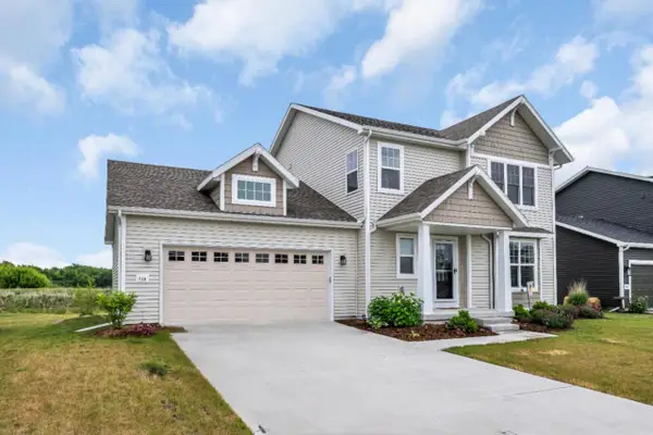 758 Burr Oak COURT, Oconomowoc, WI 53066