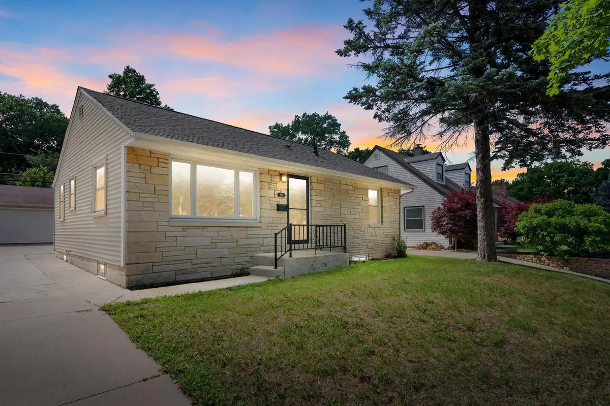 107 N 92nd STREET, Milwaukee, WI 53226 - #1