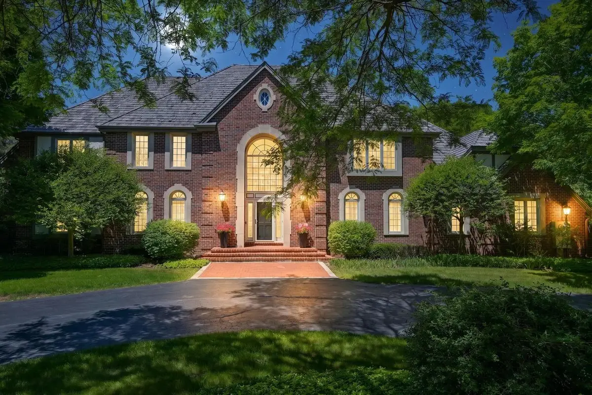 2146 W Columbia DRIVE, Mequon, WI 53092 - #1