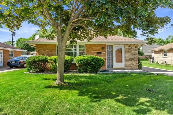 7024 W Lakefield DRIVE, Milwaukee, WI 53219