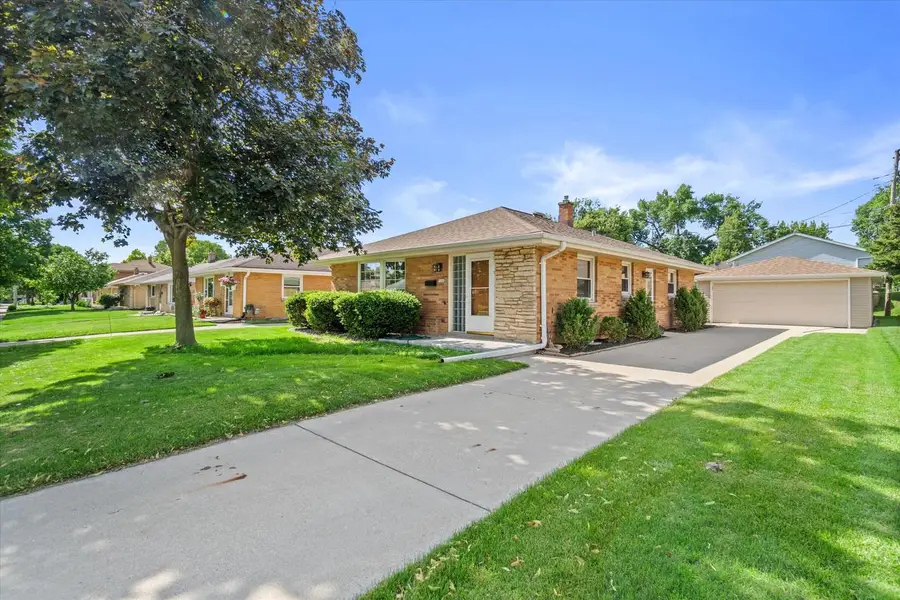 7024 W Lakefield DRIVE, Milwaukee, WI 53219 - #2