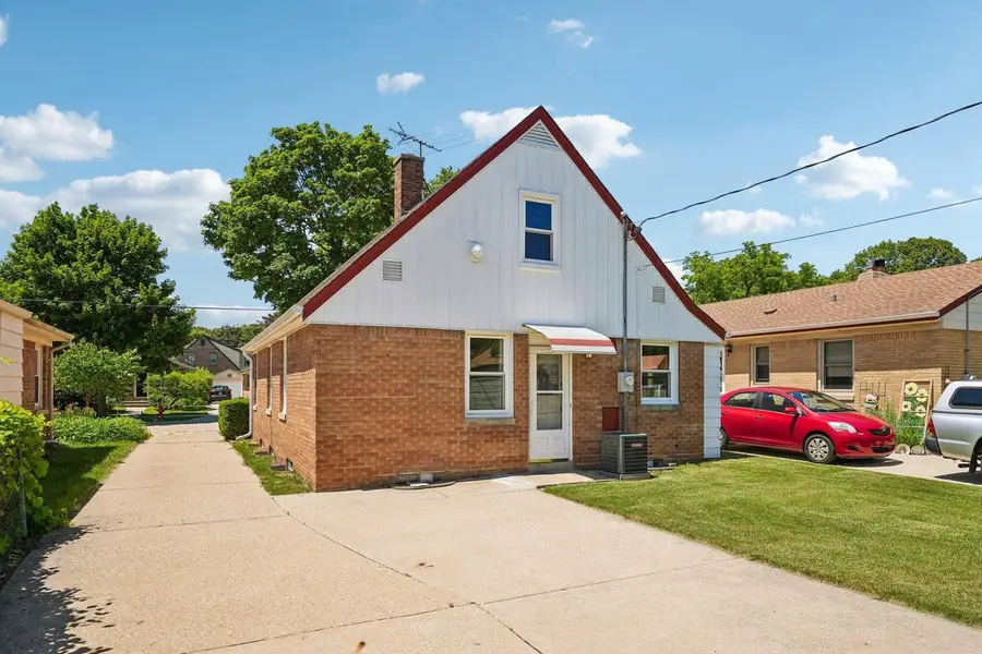 5740 N Dexter AVENUE, Glendale, WI 53209 - #3