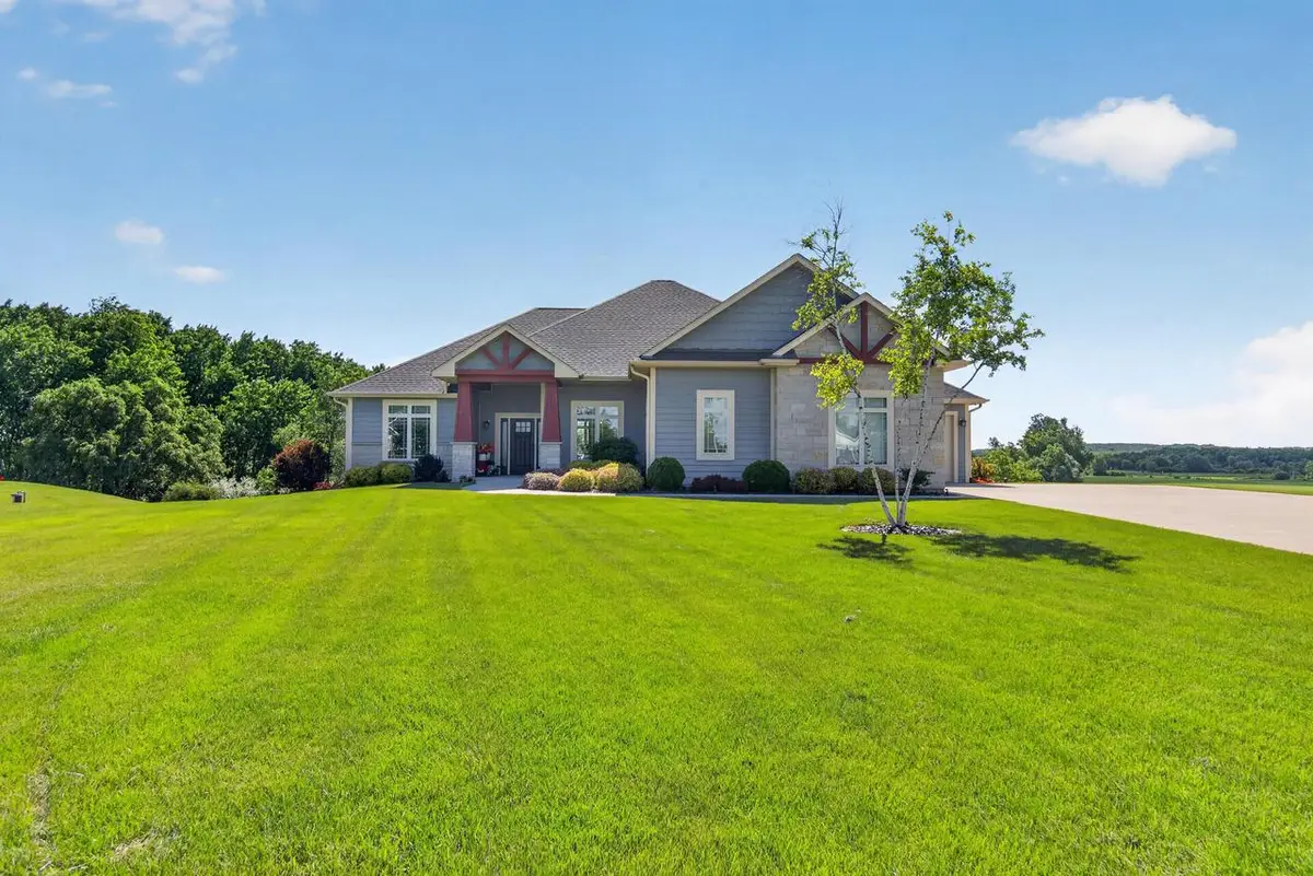 1852 Hunters TRAIL, West Bend, WI 53090 - #1