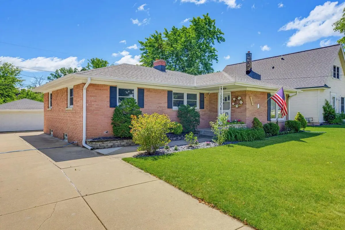 4656 N 118th STREET, Wauwatosa, WI 53225 - #1