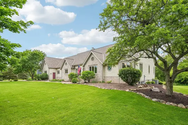 240 Crystal DRIVE, Hartland, WI 53029