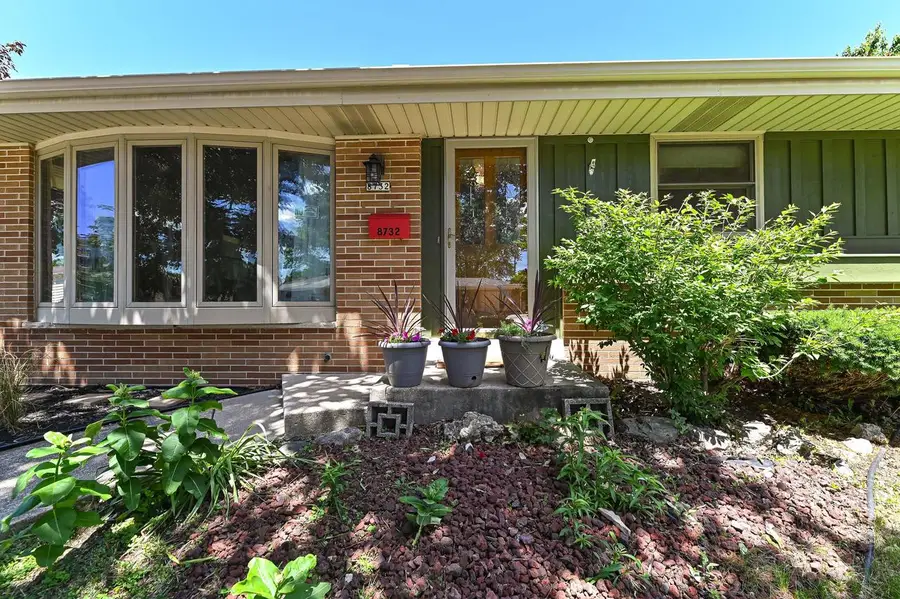 8732 W Burdick AVENUE, Milwaukee, WI 53227 - #2