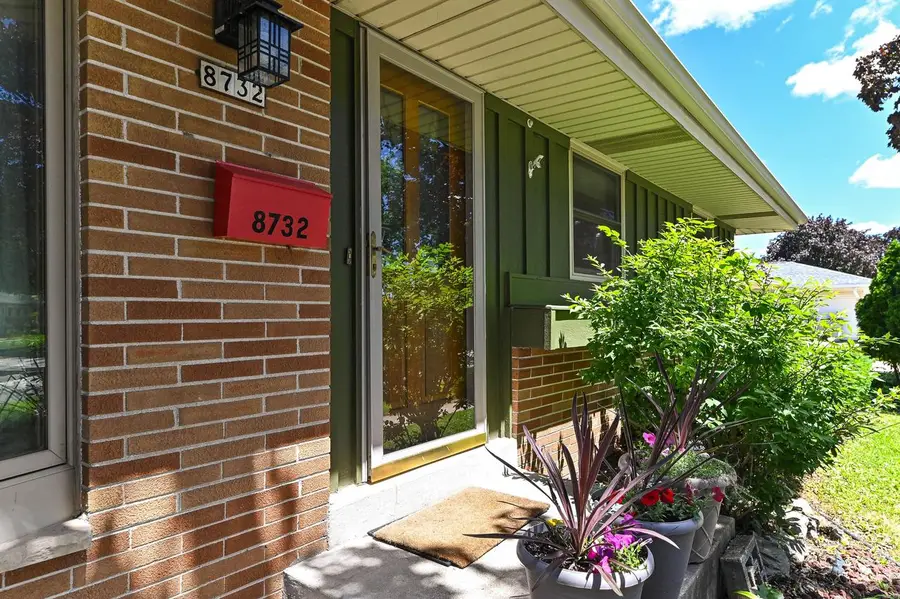 8732 W Burdick AVENUE, Milwaukee, WI 53227 - #3