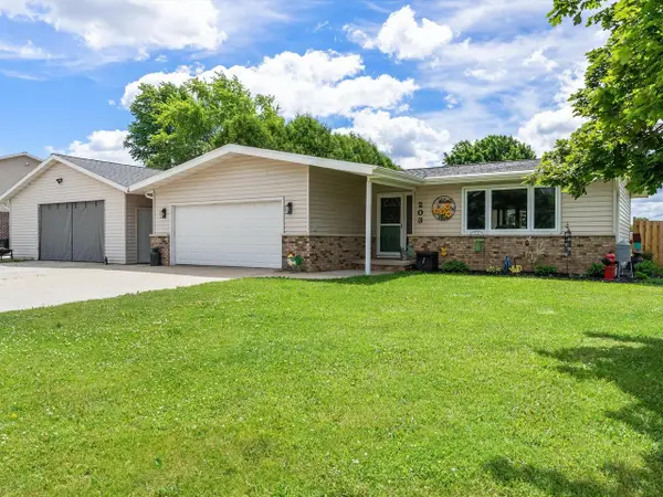 203 Oakwood DRIVE, Manitowoc, WI 54220