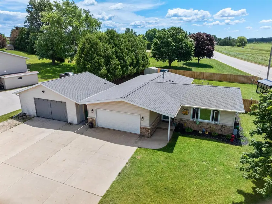 203 Oakwood DRIVE, Manitowoc, WI 54220 - #2
