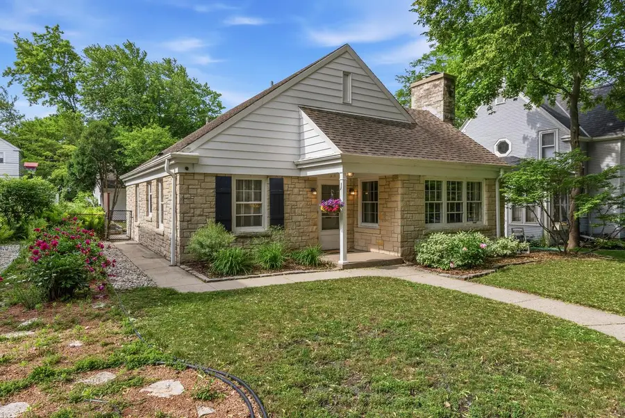 215 W Saveland AVENUE, Milwaukee, WI 53207 - #2