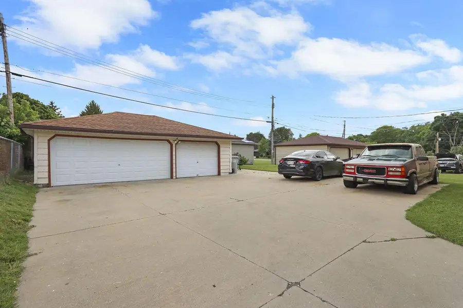 6823 W Wedgewood DRIVE, Milwaukee, WI 53220 - #3
