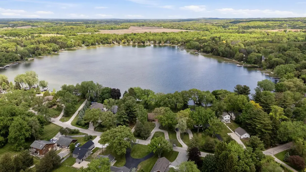 W378S5074 W Pretty Lake ROAD, Dousman, WI 53118 - #1