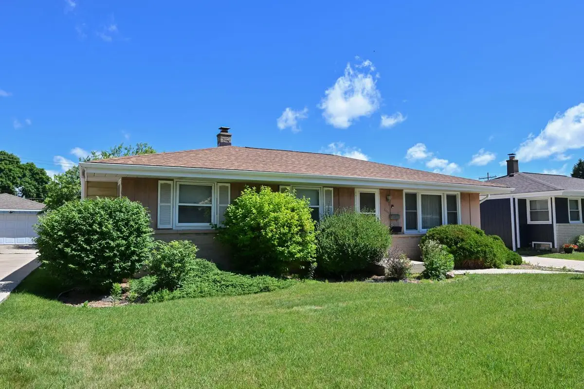 2400 W Edgerton AVENUE, Milwaukee, WI 53221 - #1