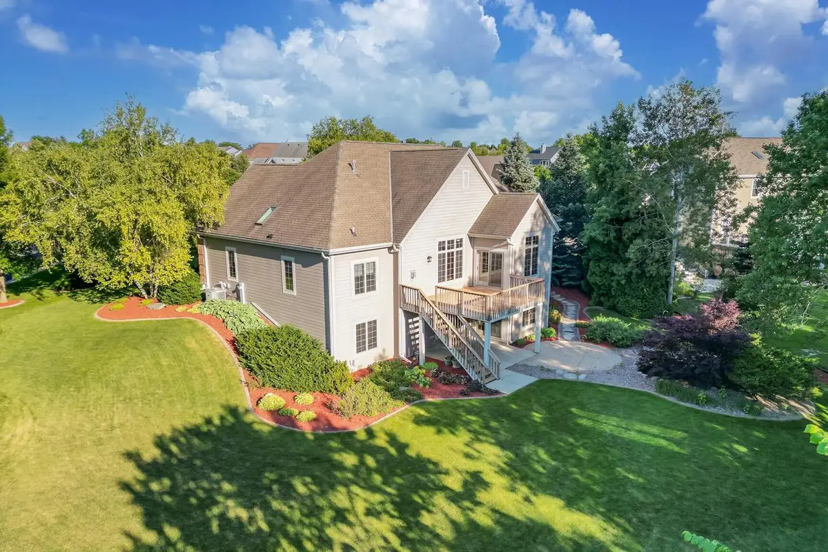 W171N5517 Autumn View LANE, Menomonee Falls, WI 53051 - #1
