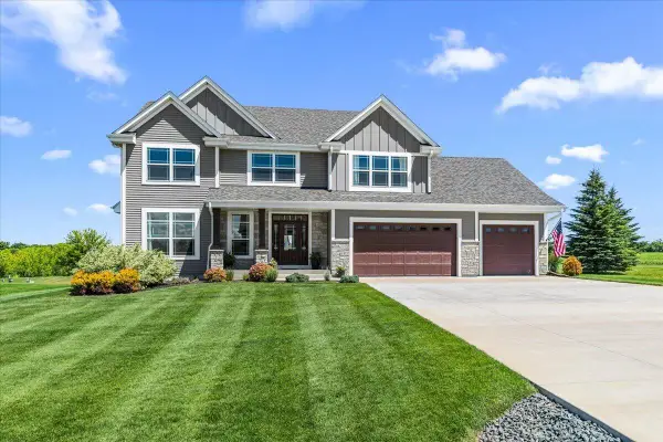 2900 Loretta LANE, West Bend, WI 53090