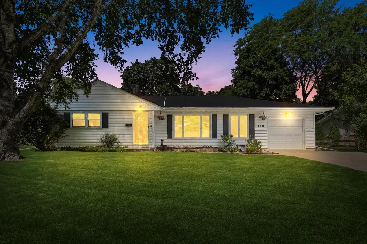 718 S Silverbrook DRIVE, West Bend, WI 53095 - #1