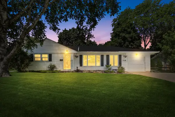 718 S Silverbrook DRIVE, West Bend, WI 53095