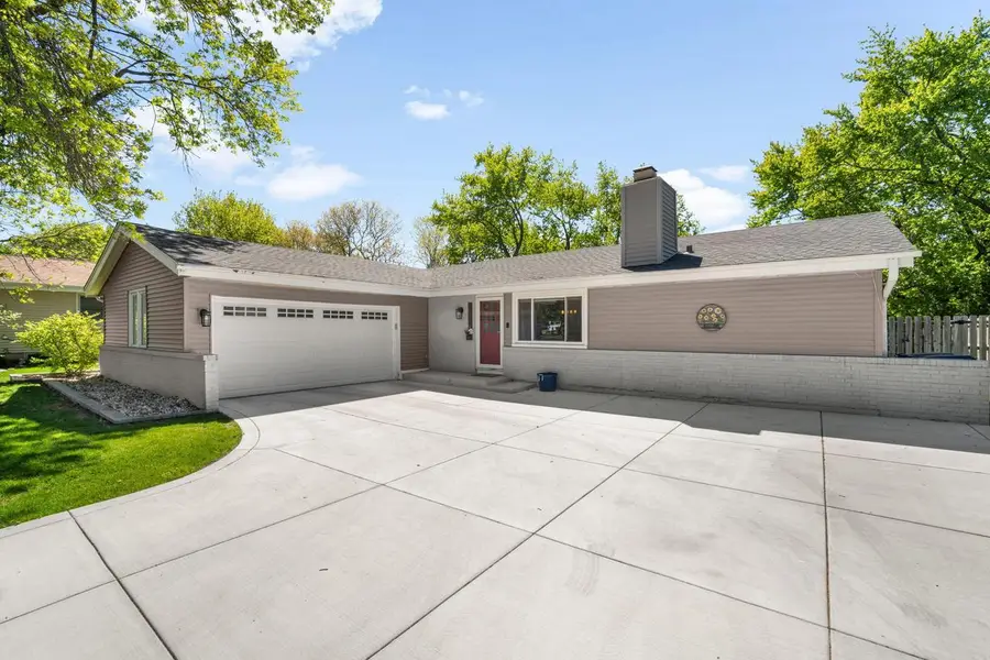 15449 W Mayflower DRIVE, New Berlin, WI 53151 - #2