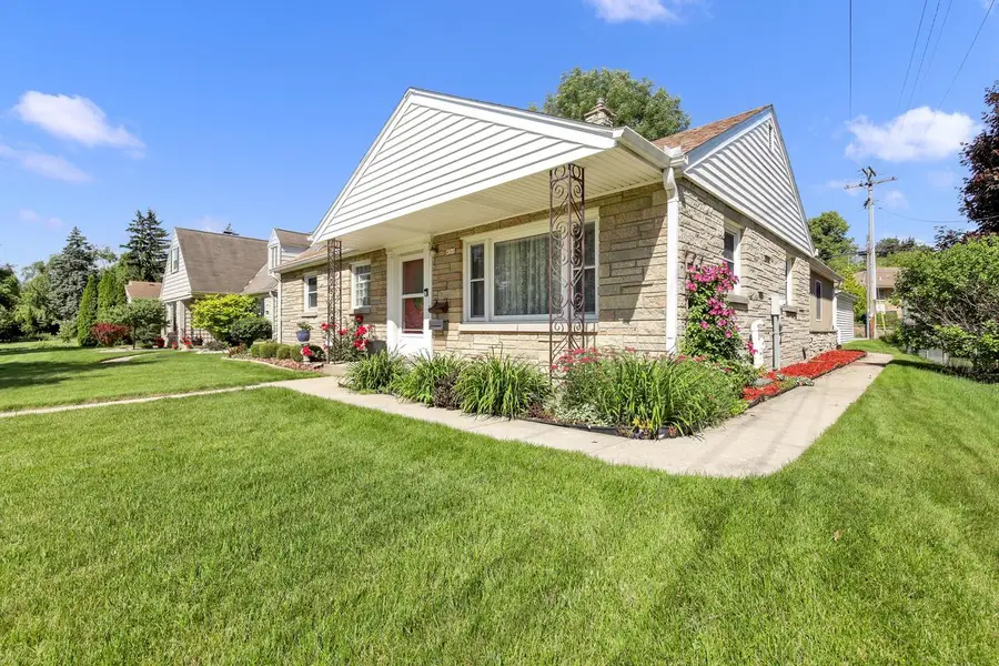 4310 W Anthony DRIVE, Greenfield, WI 53219 - #3
