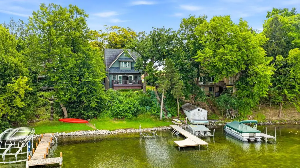 2125 N Peninsula ROAD, Oconomowoc, WI 53066 - #1