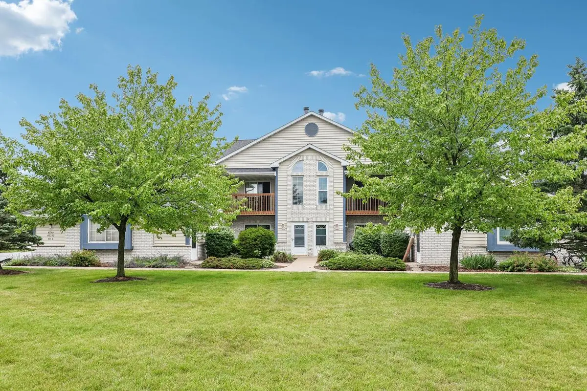 W240N2550 E Parkway Meadow CIRCLE #2, Pewaukee, WI 53072 - #1
