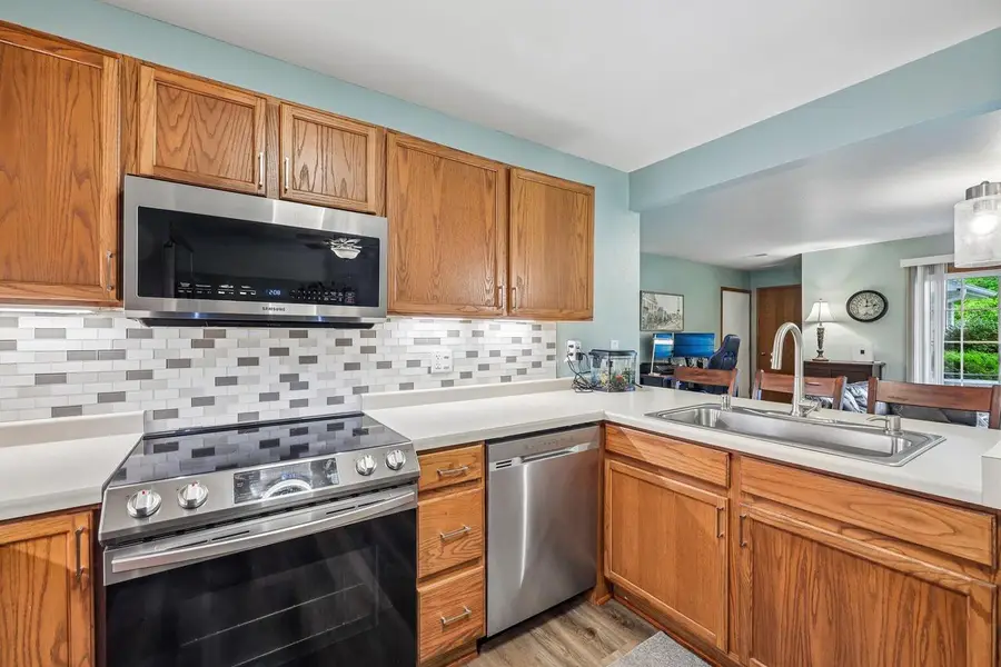 W240N2550 E Parkway Meadow CIRCLE #2, Pewaukee, WI 53072 - #3