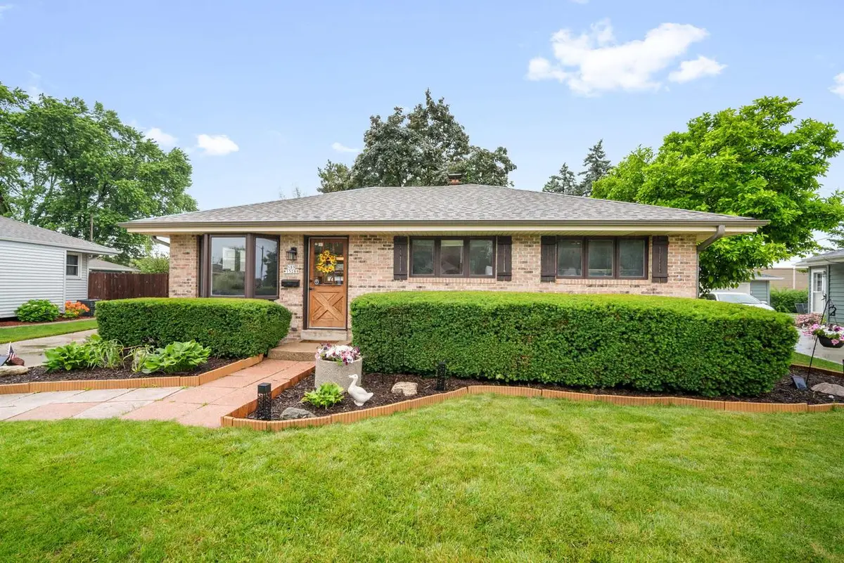 N89W15288 Jefferson AVENUE, Menomonee Falls, WI 53051 - #1