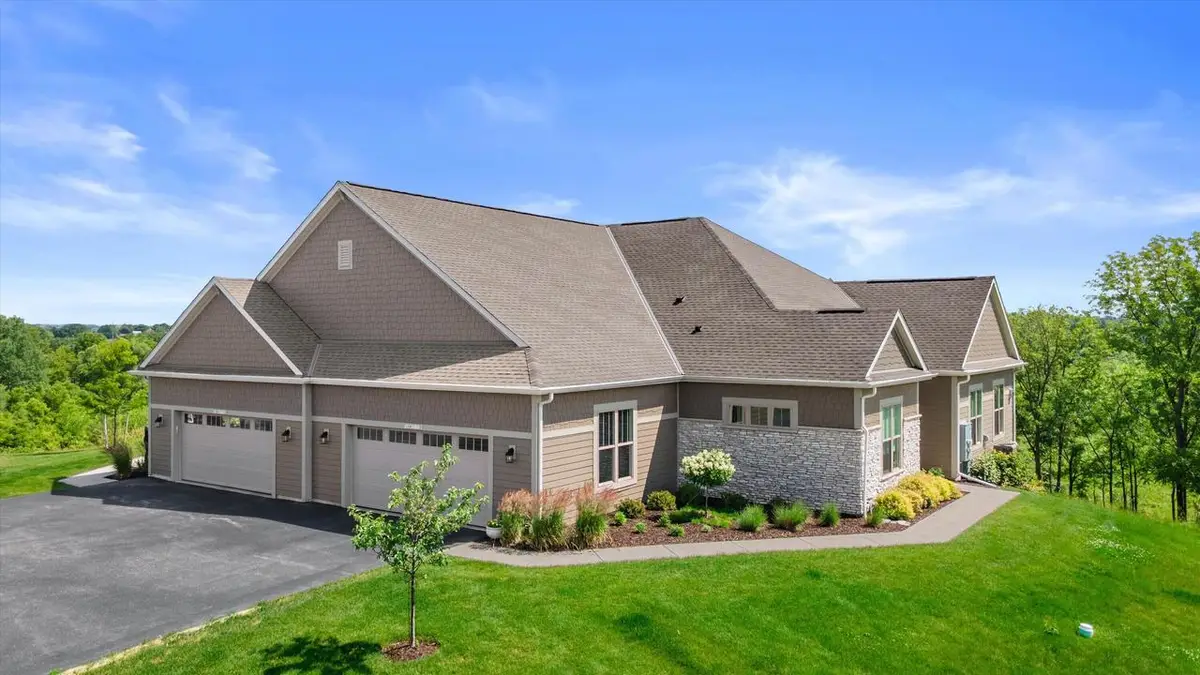 N28W25172 Parkway Ridge CIRCLE #B, Pewaukee, WI 53072 - #1