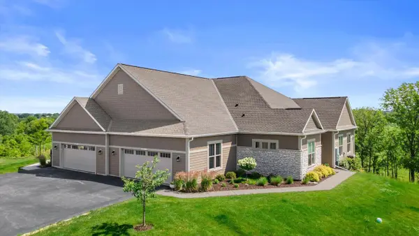 N28W25172 Parkway Ridge CIRCLE #B, Pewaukee, WI 53072