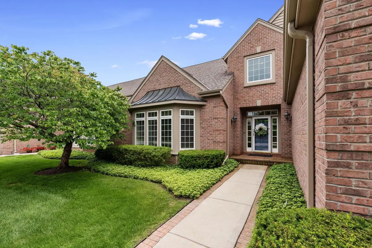 2053 W Hidden Reserve CIRCLE, Mequon, WI 53092 - #1