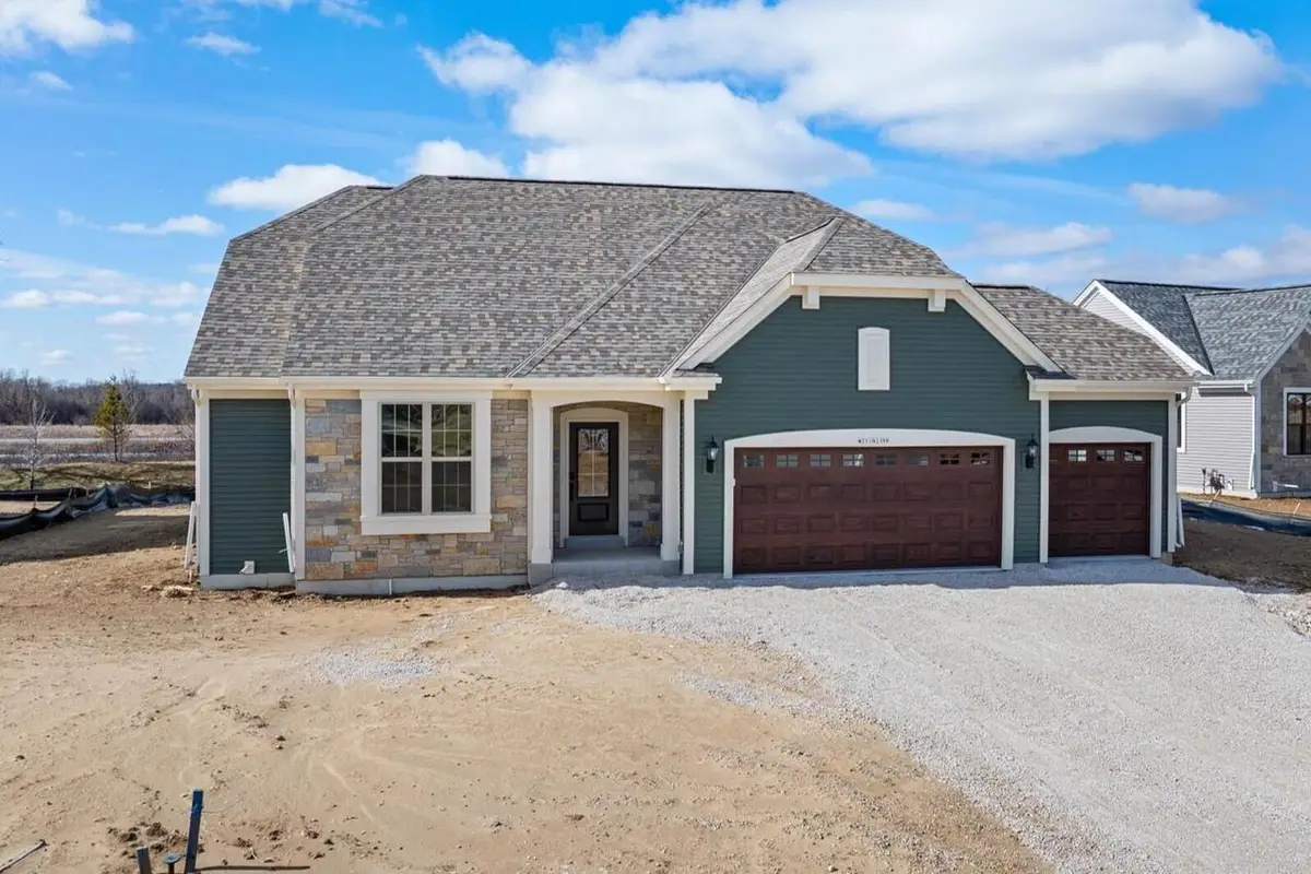 W251N2399 Valleyview CIRCLE, Pewaukee, WI 53072 - #1