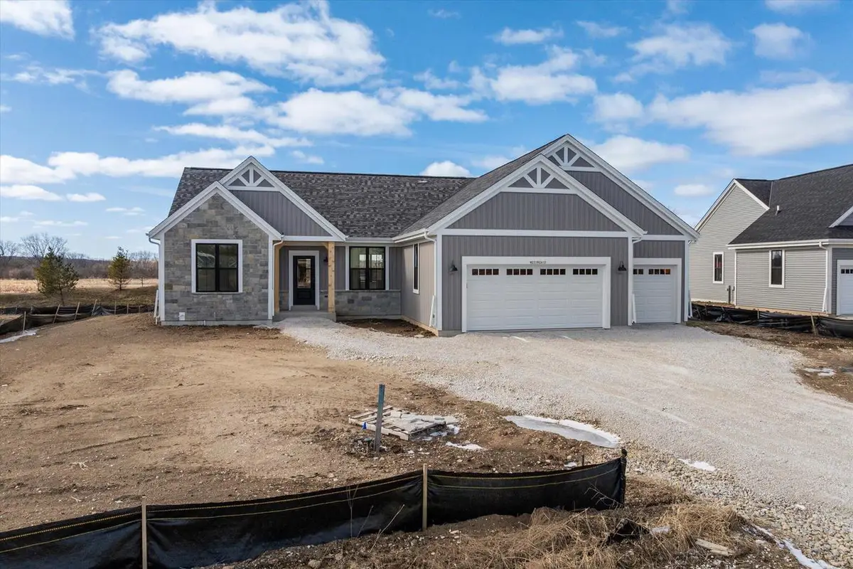 W251N2413 Valleyview CIRCLE, Pewaukee, WI 53072 - #1