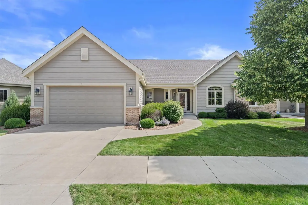1443 Hidden Waters CIRCLE, West Bend, WI 53095 - #1