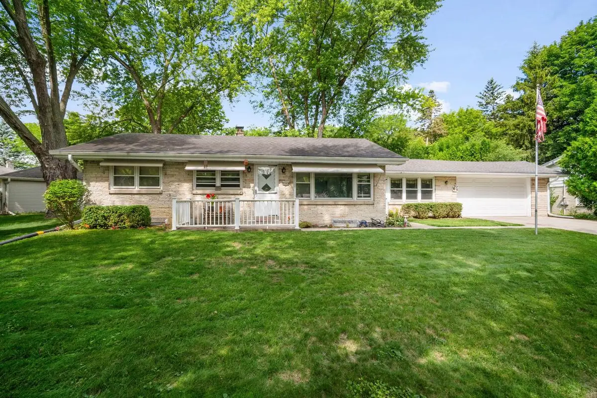 3303 N Knoll BOULEVARD, Wauwatosa, WI 53222 - #1