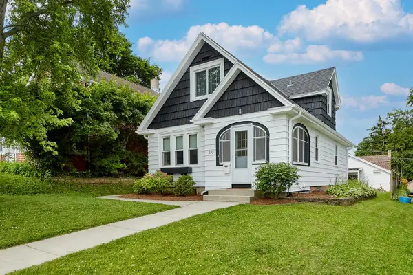 220 S Hartwell AVENUE, Waukesha, WI 53186