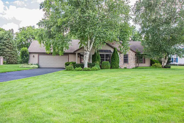 W273S2261 Drumlin DRIVE, Waukesha, WI 53188