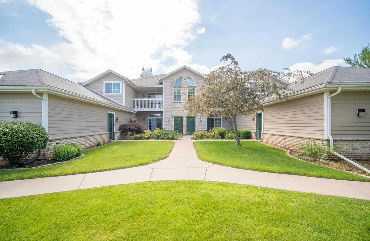 1046 River Place BOULEVARD #8, Waukesha, WI 53189 - #1