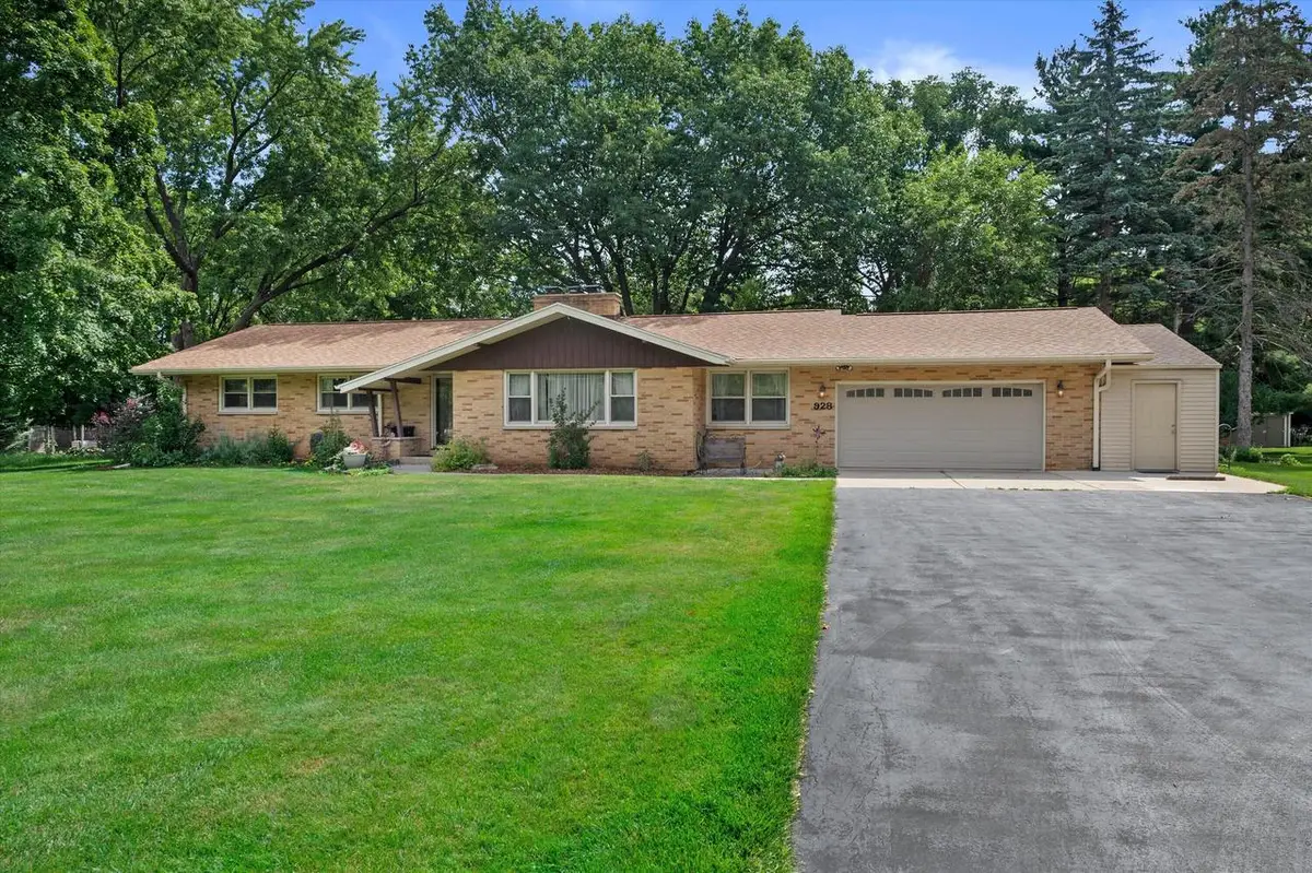 928 Mill ROAD, Delafield, WI 53018 - #1