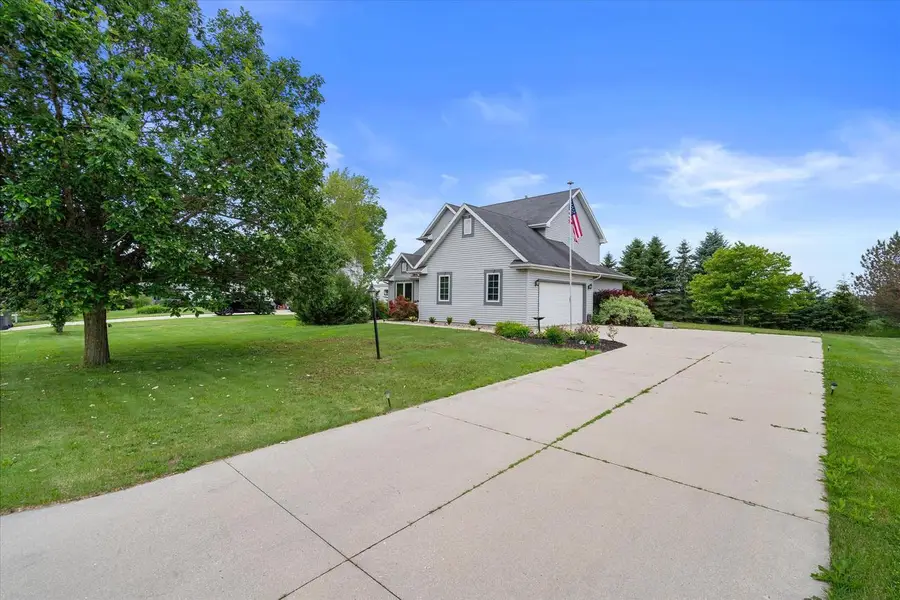 235 W Redding CIRCLE, Belgium, WI 53004 - #2