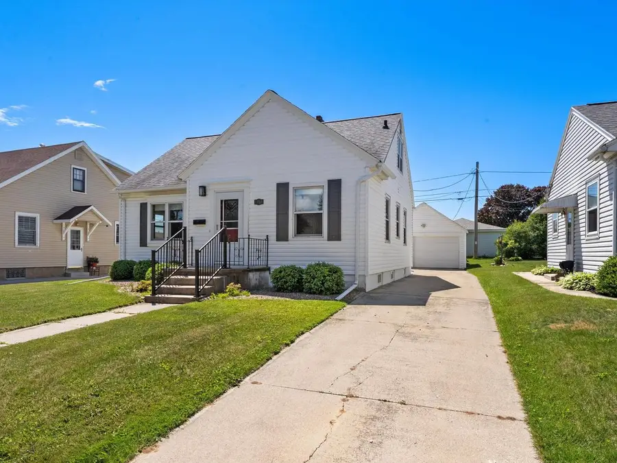 1709 Grand AVENUE, Manitowoc, WI 54220 - #2