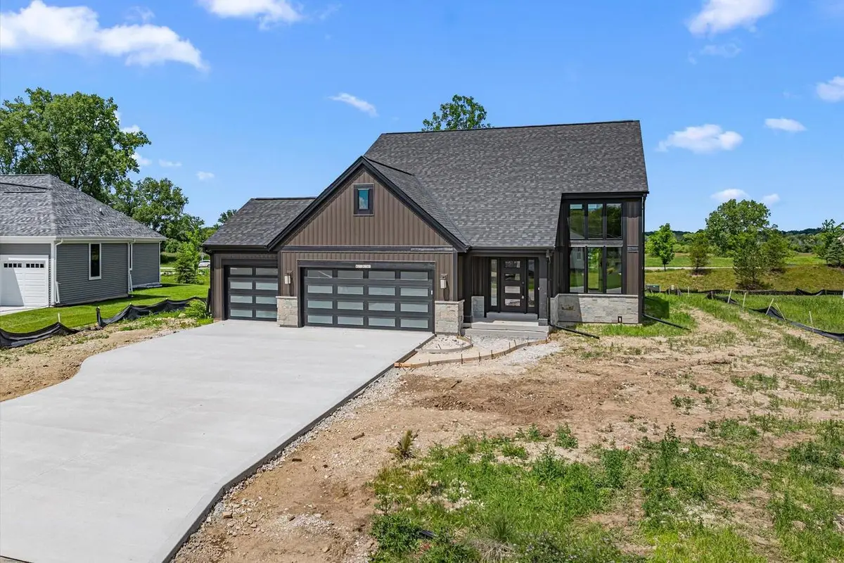 W251N2385 Valleyview CIRCLE, Pewaukee, WI 53072 - #1
