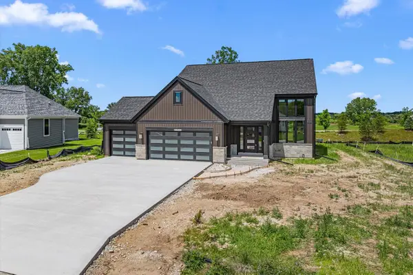 W251N2385 Valleyview CIRCLE, Pewaukee, WI 53072