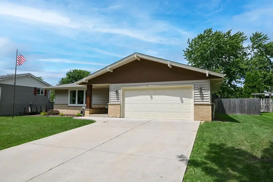 300 E Parkway Estates DRIVE, Oak Creek, WI 53154 - #3