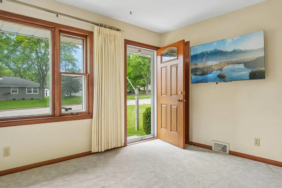 N92W16938 Roger AVENUE, Menomonee Falls, WI 53051 - #2