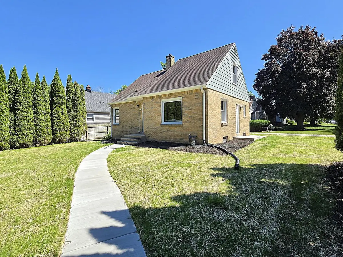 3215 W Oriole DRIVE, Milwaukee, WI 53209 - #1